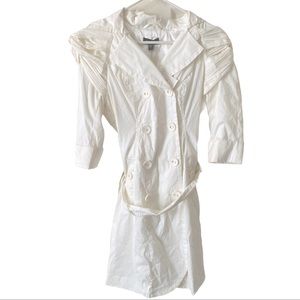 BEBE WHITE RUFFLED PLEATED TRENCH